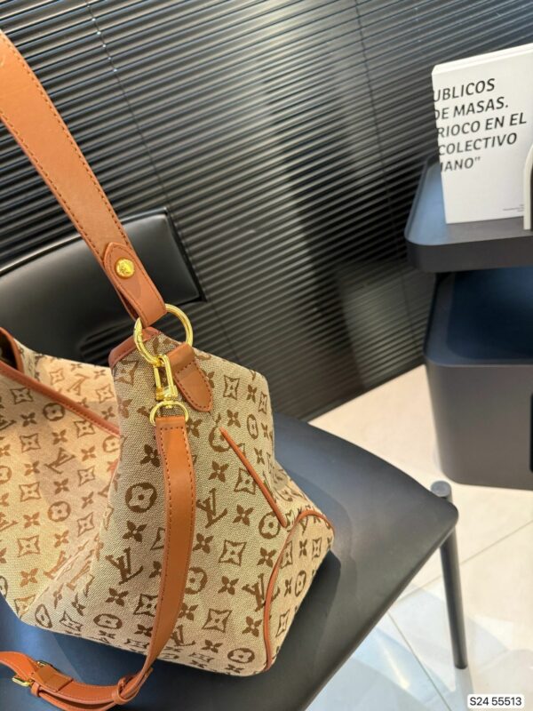 New Collection Fashion LV Handbag L2082