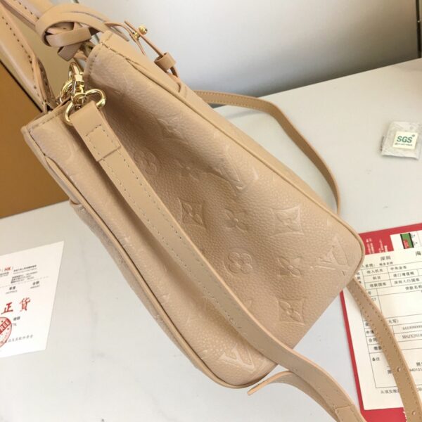 Luxury LV Handbag M25577