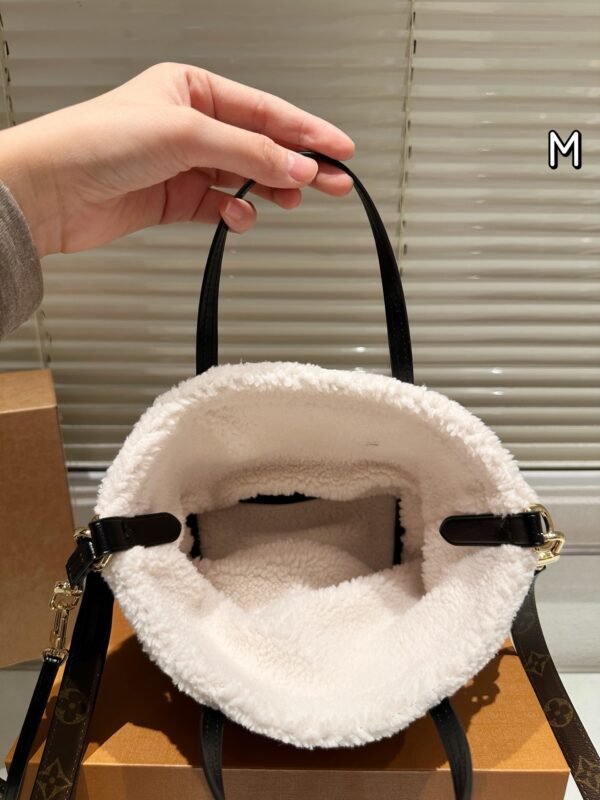 Stylish Fashion Carry LV Handbag LV2511196