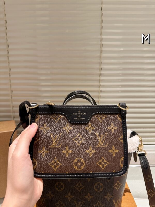 Stylish Fashion Carry LV Handbag LV2511196