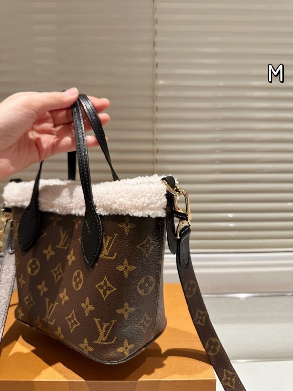 Stylish Fashion Carry LV Handbag LV2511196