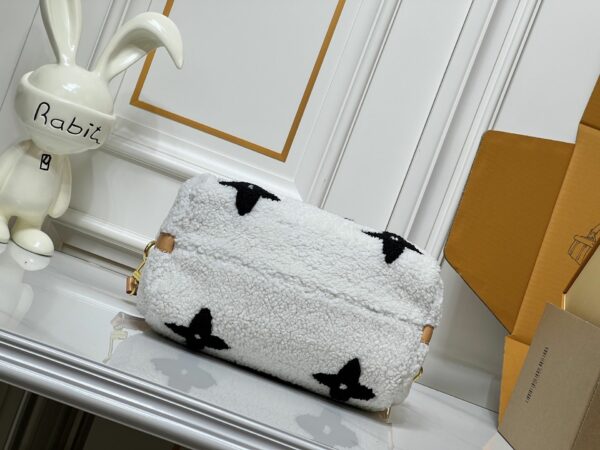 Chic Charm LV Handbag M23468-M40390