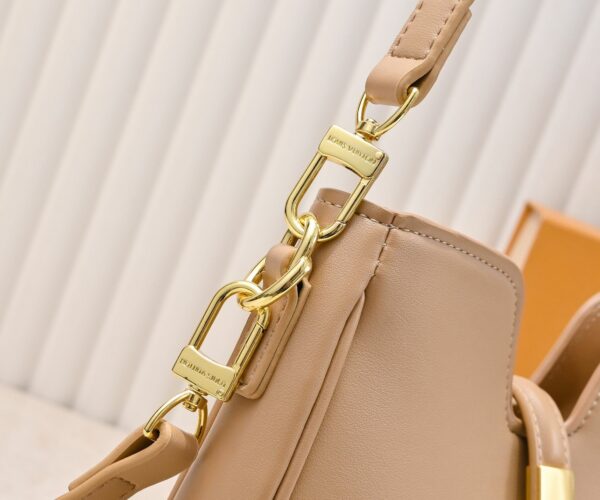 Chic Charm LV Handbag 120693