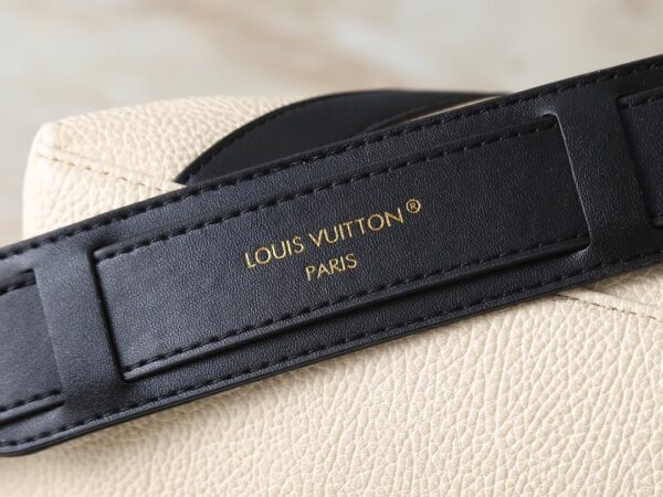 Chic Charm LV Handbag M14700-M26563-M14702-081 Chic Charm LV Handbag M14700-M26563-M14702-081