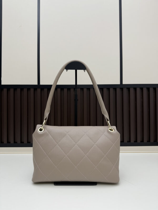 Chic Charm CN Handbag 09171