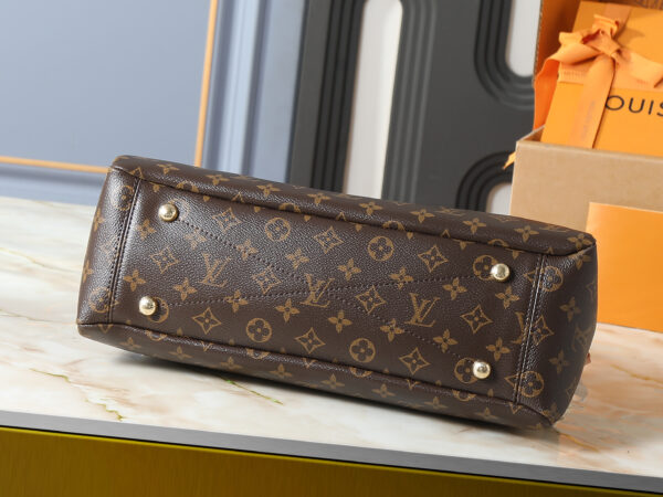 Chic Charm LV Handbag M40022
