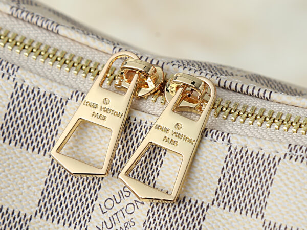 Chic Charm LV Handbag M40022