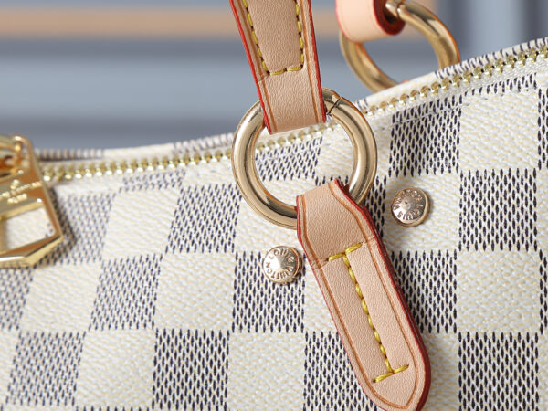 Chic Charm LV Handbag M40022