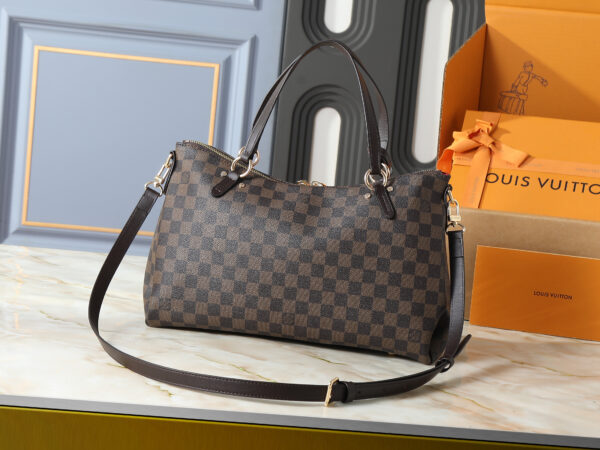 Chic Charm LV Handbag M40022