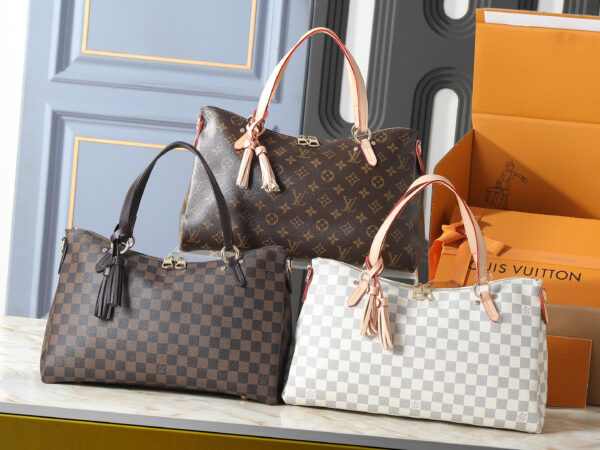 Chic Charm LV Handbag M40022
