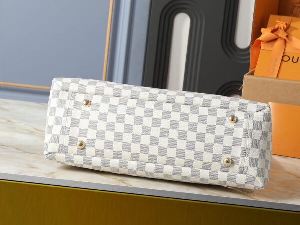 Chic Charm LV Handbag M40022