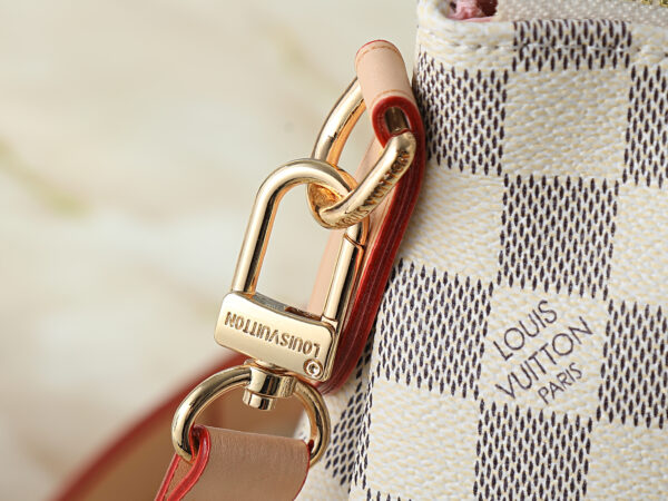 Chic Charm LV Handbag M40022