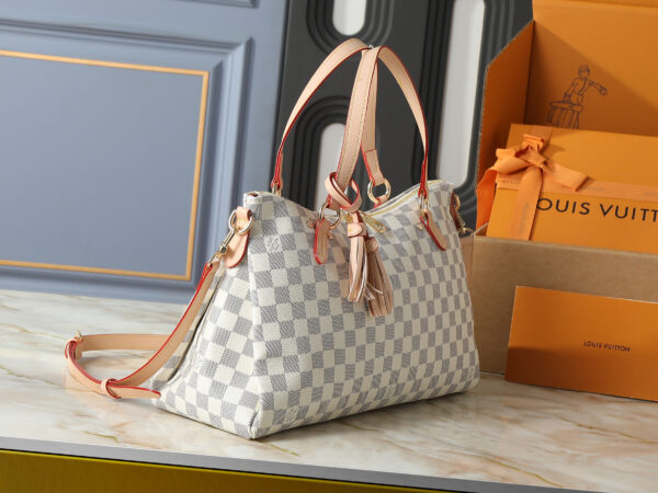 Chic Charm LV Handbag M40022