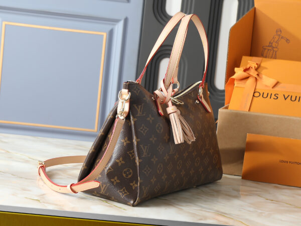 Chic Charm LV Handbag M40022