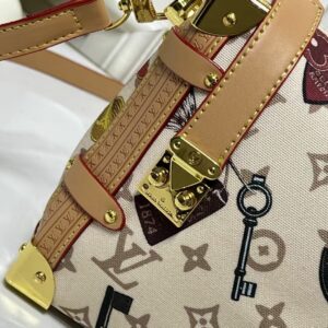 LV Flight Mode Side Trunk 2 img v3 0211e 329ef47d 6e58 46cf 81e4 44a98349bchu