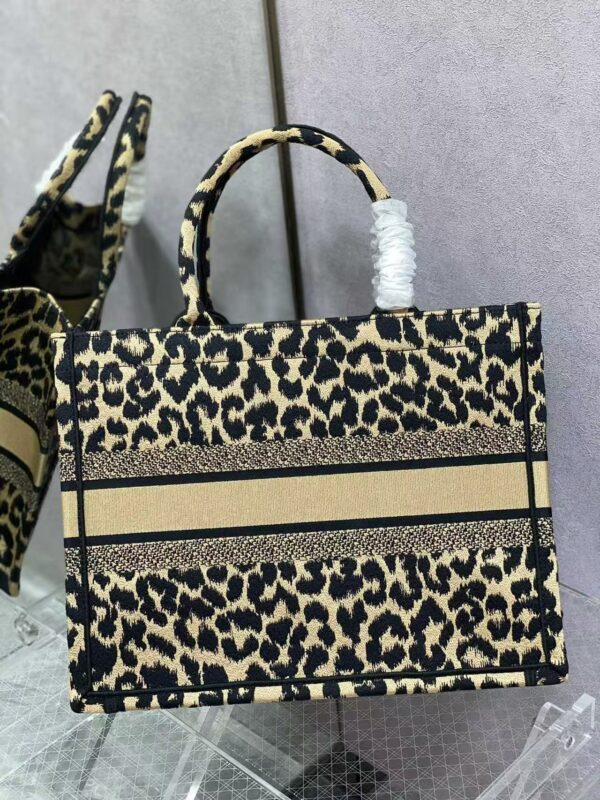 DO Medium Canvas Leopard Mizza Book Tote DO Medium Canvas Leopard Mizza Book Tote