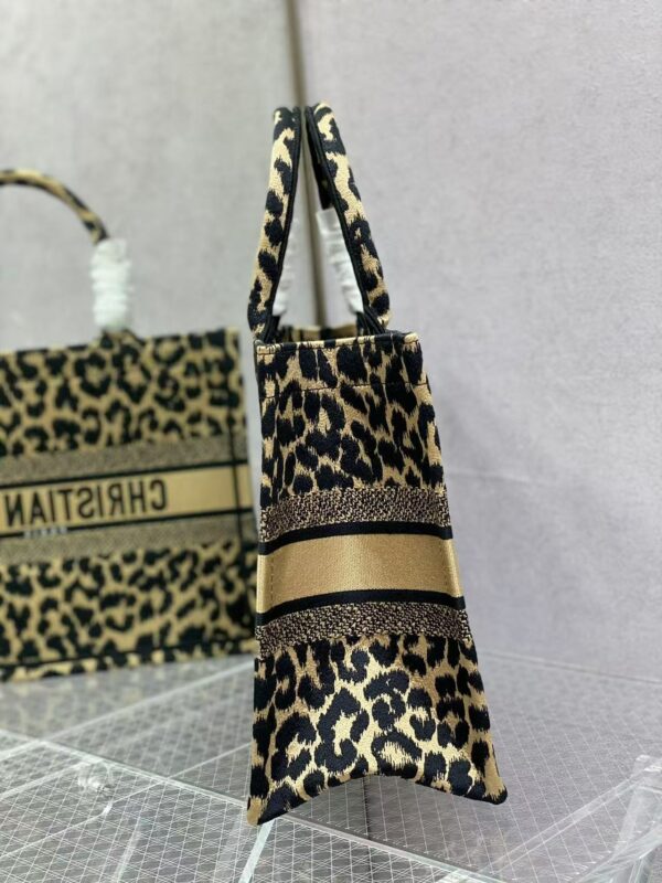 DO Medium Canvas Leopard Mizza Book Tote DO Medium Canvas Leopard Mizza Book Tote