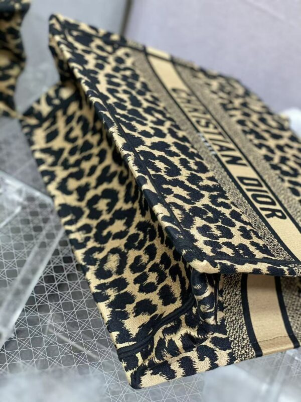 DO Medium Canvas Leopard Mizza Book Tote DO Medium Canvas Leopard Mizza Book Tote