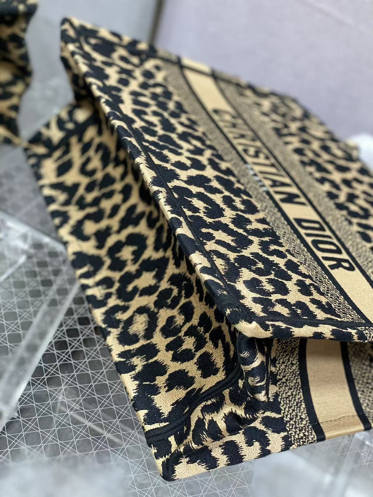 DO Medium Canvas Leopard Mizza Book Tote DO Medium Canvas Leopard Mizza Book Tote