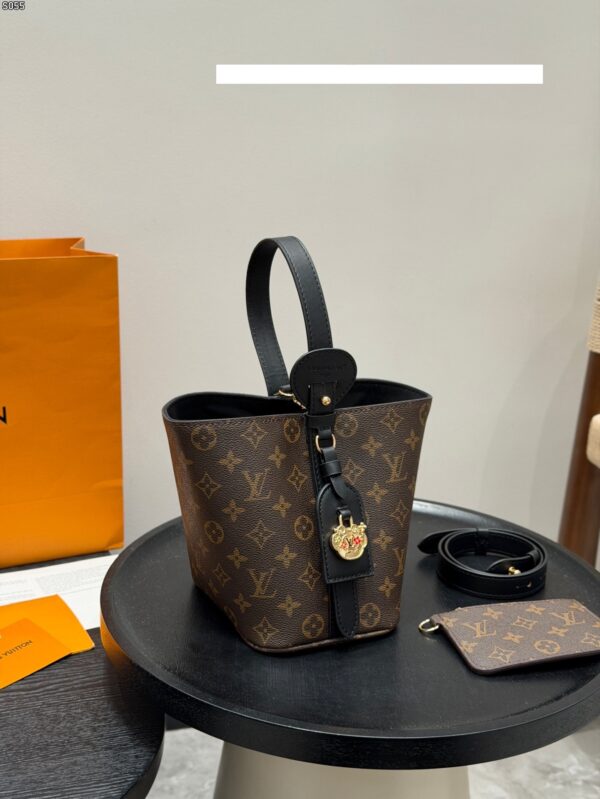 Stylish Fashion Carry LV Handbag LV265285