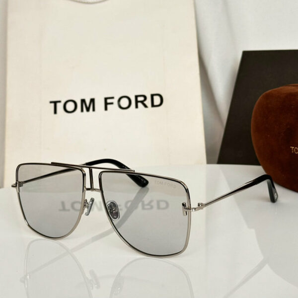 Tom Ford Oversized Square Eliott-02 TF1307 Sunglasses 604010000 Tom Ford Oversized Square Eliott-02 TF1307 Sunglasses 604010000