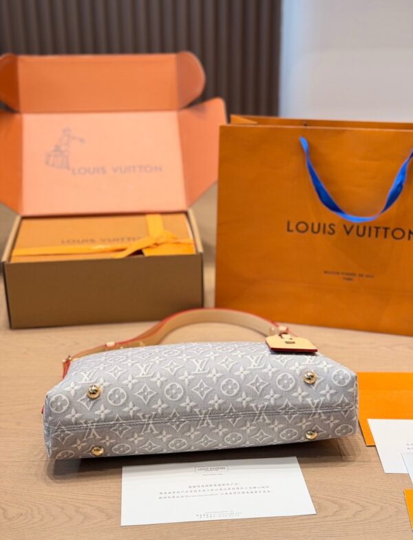 LV Pre-Fall Carryall East-West LV266109 LV Pre-Fall Carryall East-West LV266109