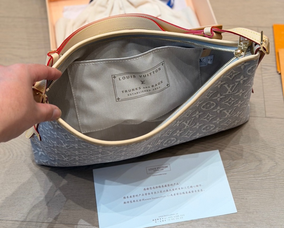 LV Pre-Fall Carryall East-West LV266109 LV Pre-Fall Carryall East-West LV266109