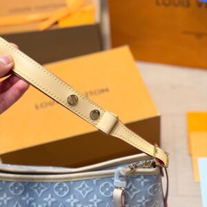 LV Pre-Fall Carryall East-West LV266109 5 5355b819