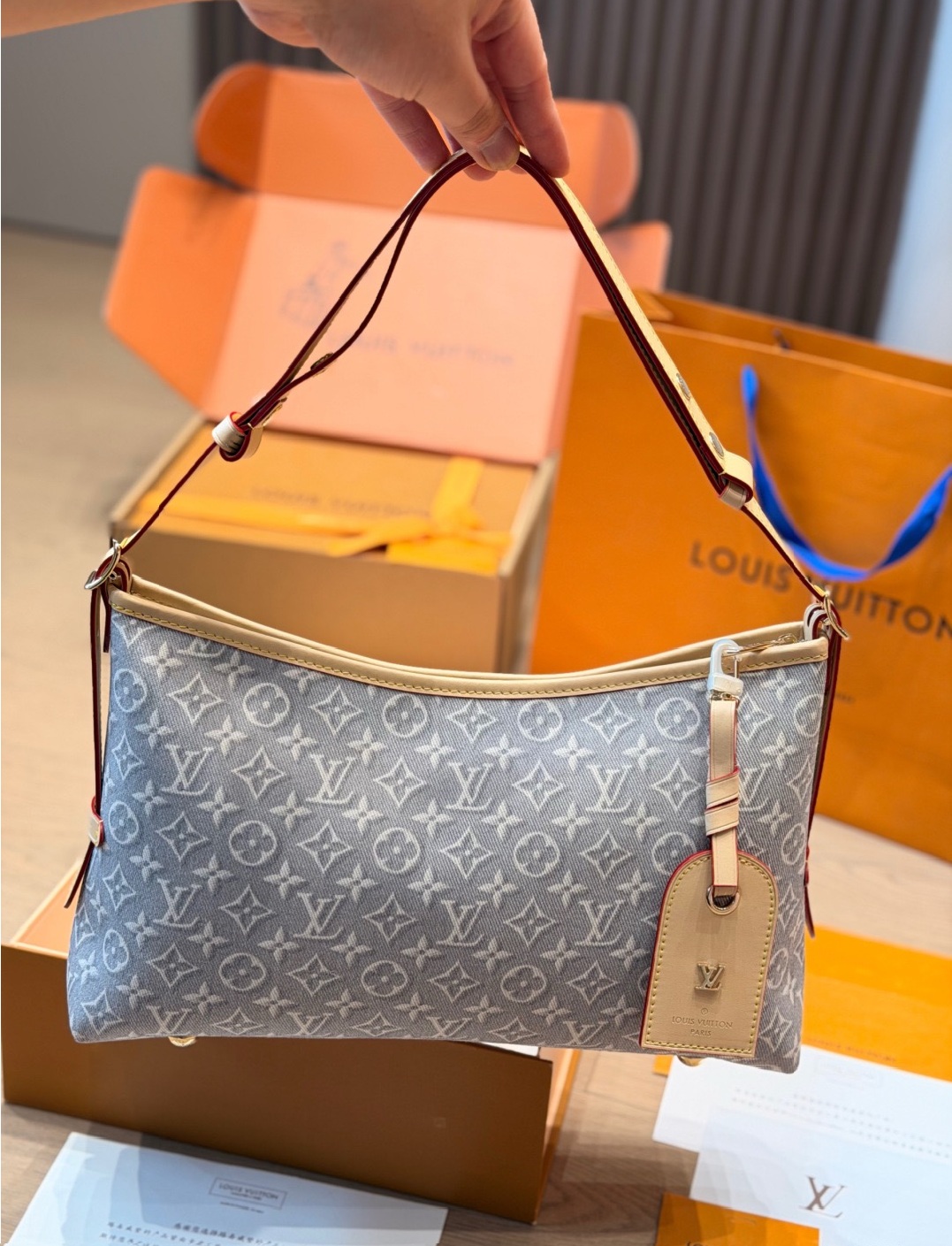 LV Pre-Fall Carryall East-West LV266109 LV Pre-Fall Carryall East-West LV266109