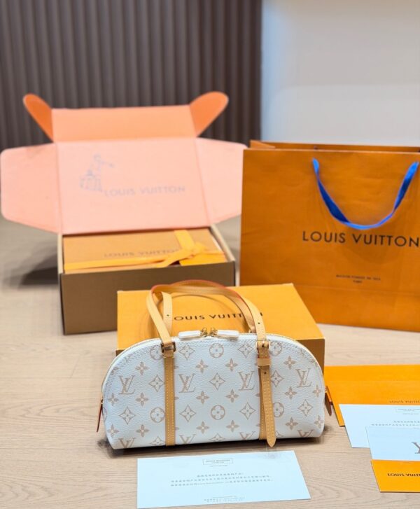 LV Pre-Fall Squire East West LV266104