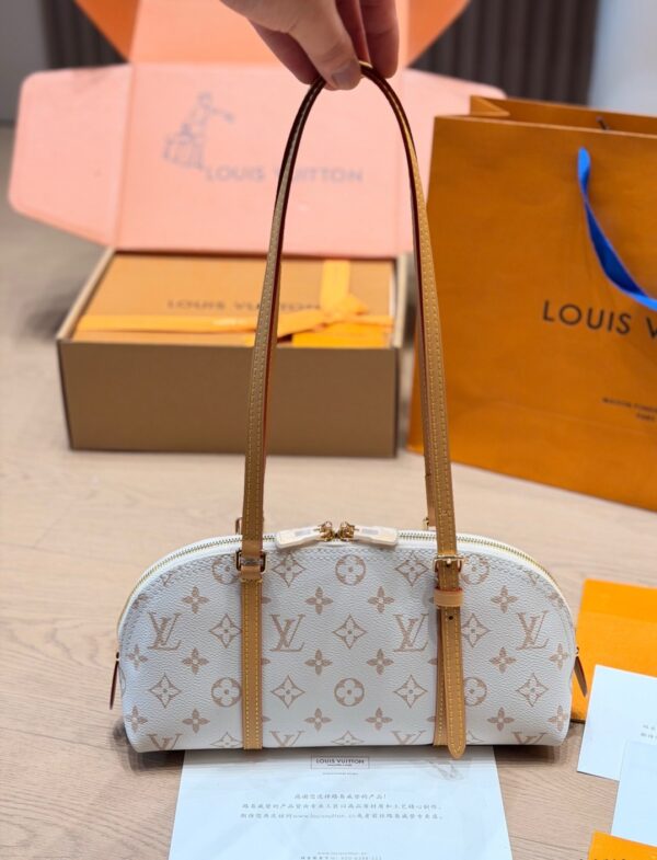 LV Pre-Fall Squire East West LV266104